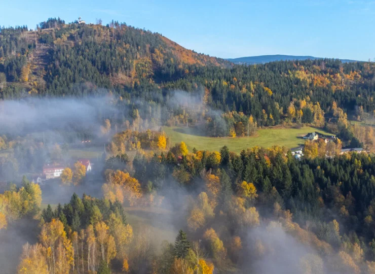 Otoczony lasem hotel sąsiaduje z rezerwatem przyrody Góry Izerskie