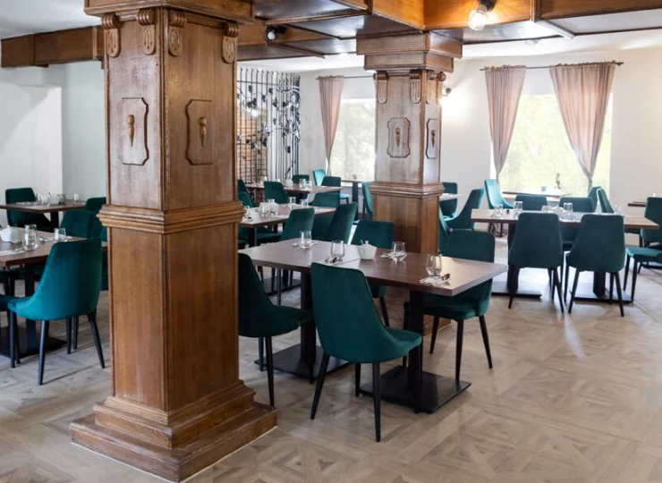 W rezydencji mieści się restauracja z widokiem na ogród