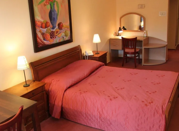 Hotelowe pokoje są klasycznie i elegancko urządzone