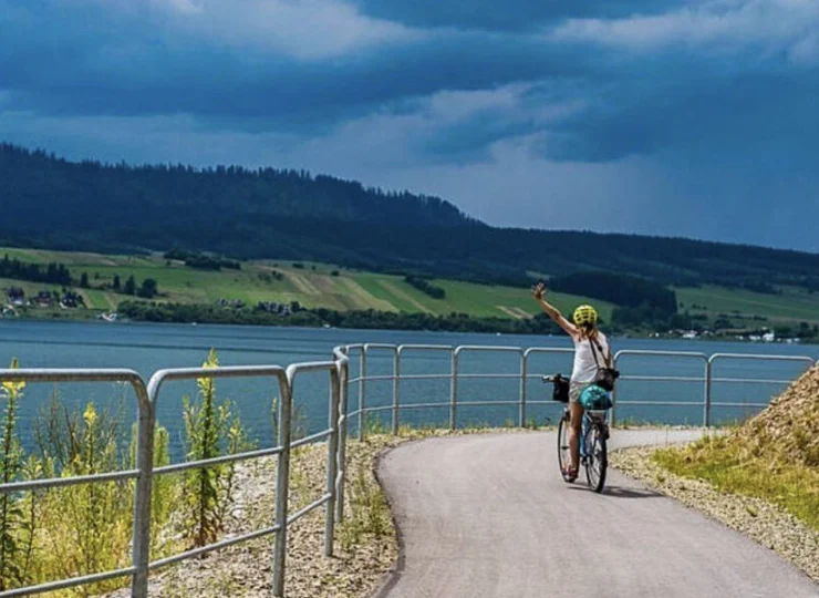 Atrakcją okolicy jest ścieżka rowerowa Velo Dunajec