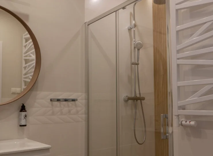 Nowoczesna łazienka z przestronną kabiną prysznicową