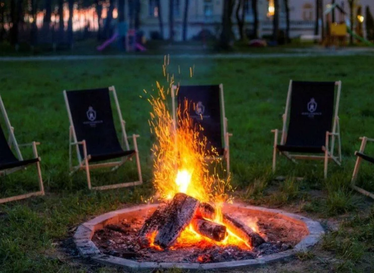 Na terenie parku można zorganizować m.in wieczorne ognisko