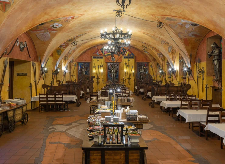 Sala restauracyjna znajduje się w unikalnej sali rycerskiej