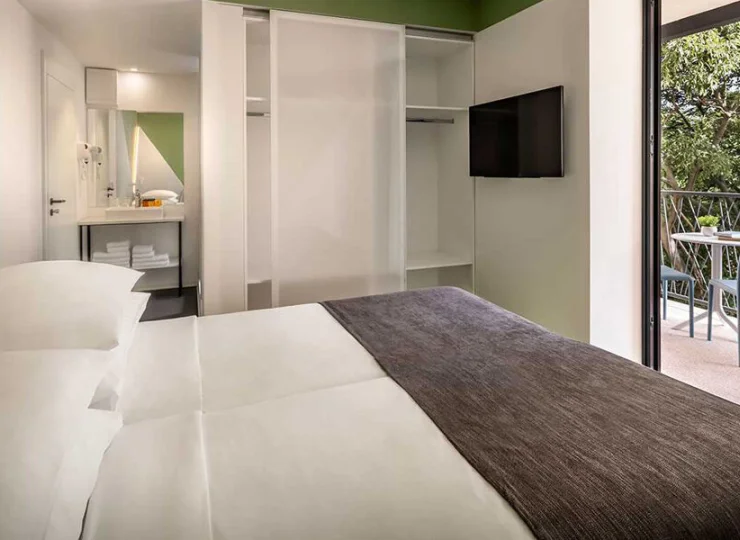 Każdy pokój ma wygodne łóżko, smart TV, dostęp do Wi-Fi i łazienkę