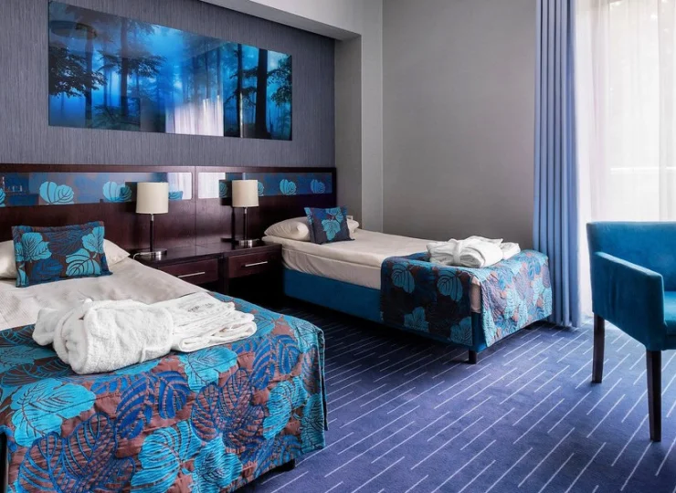Hotel oferuje wygodne pokoje wyposażone w klimatyzację, TV oraz Wi-Fi