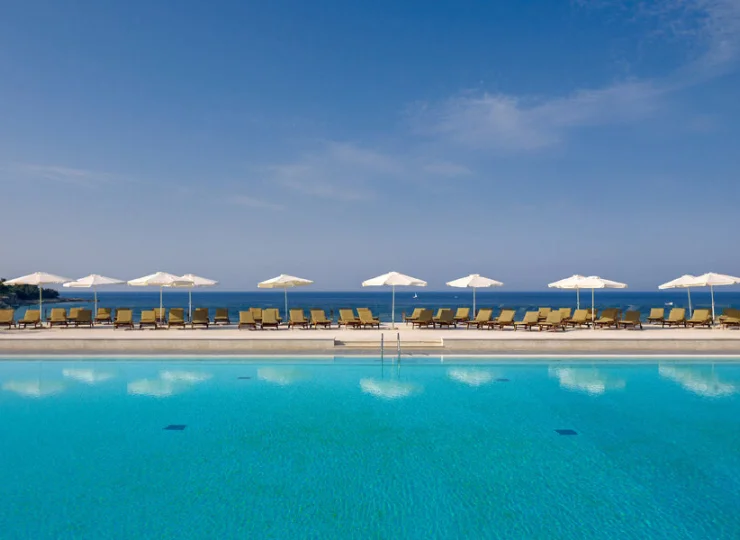 Największy basen w resorcie jest spektakularnie położony nad Adriatykiem