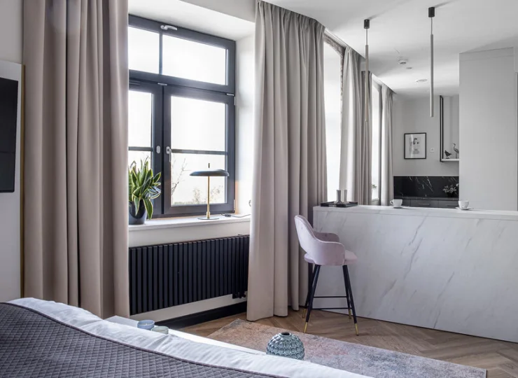 Apartament studio ma podwójne łóżko i rozkładaną sofę