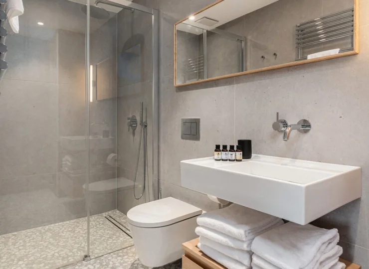 Łazienki posiadają wygodne kabiny prysznicowe