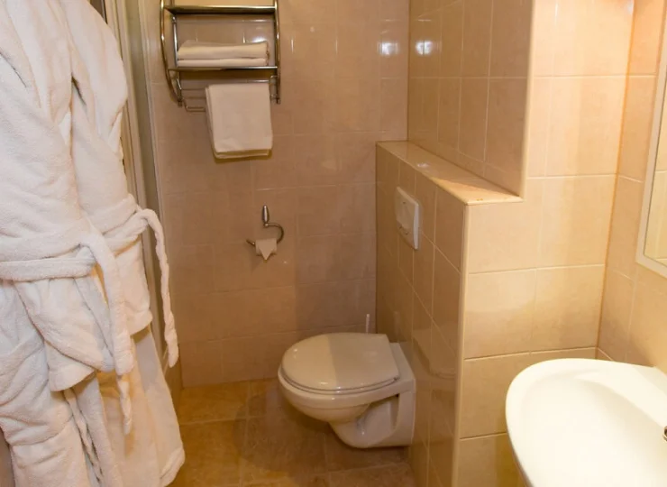 Każdy pokój posiada prywatną łazienkę z prysznicem