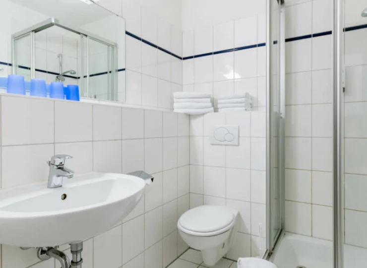 Łazienki są wyposażone w kabiny prysznicowe lub wanny