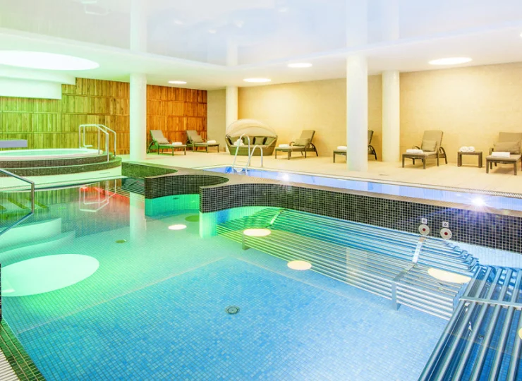 To luksusowy hotel z wewnętrznym basenem