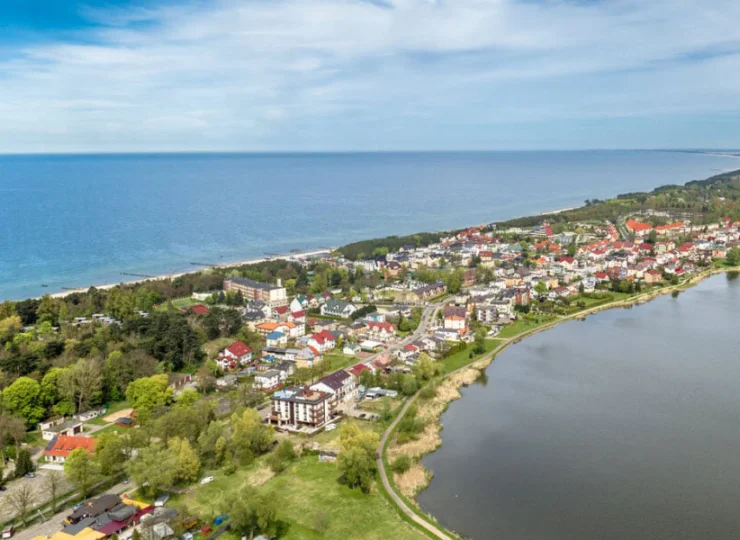 Hotel mieści się na mierzei pomiędzy morzem i jeziorem