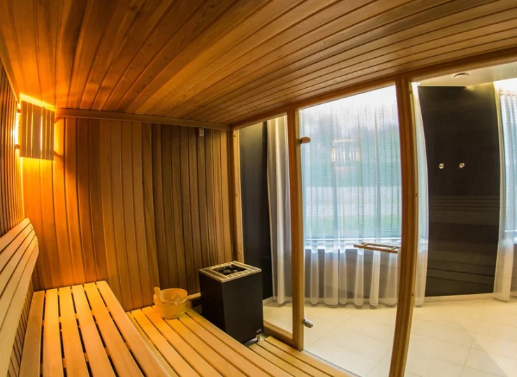 Hotel dysponuje kameralną strefą SPA z sauną fińską i parową