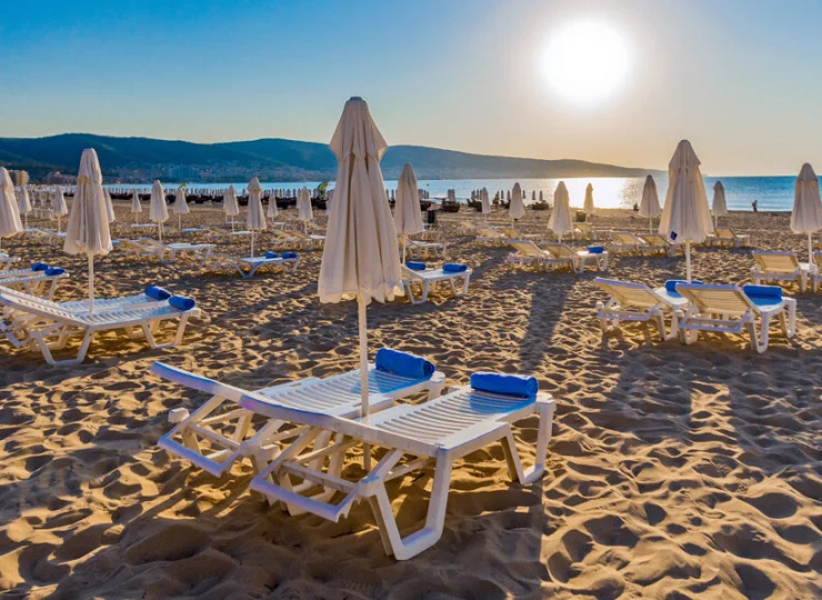 Hotel jest położony tylko 200 metrów od plaży nad Morzem Czarnym