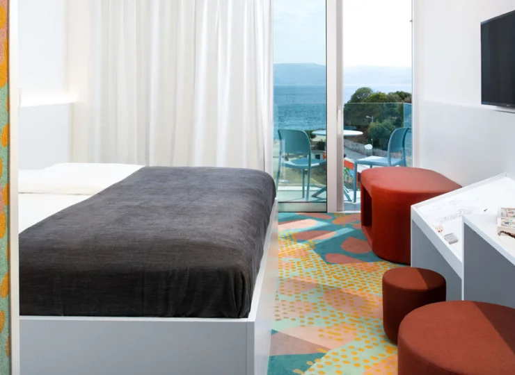 Pokoje premium mają balkony z widokiem na morze