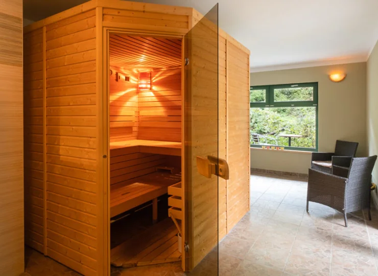W hotelu można skorzystać z sauny, a po seansie ochłodzić się w górskim potoku