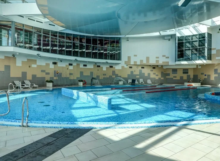 Duży, wewnętrzny basen jest sercem strefy rekreacyjnej hotelu