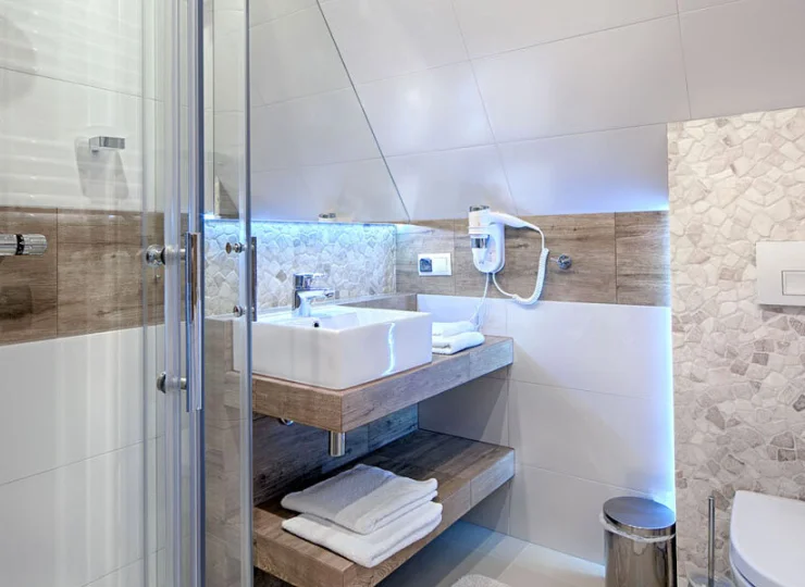 Każdy pokój dysponuje własną nowoczesną łazienką