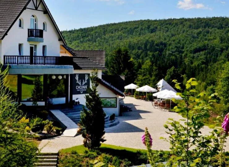 Hotel Chojnik znajduje się w zacisznym miejscu, pośród łąk i lasów