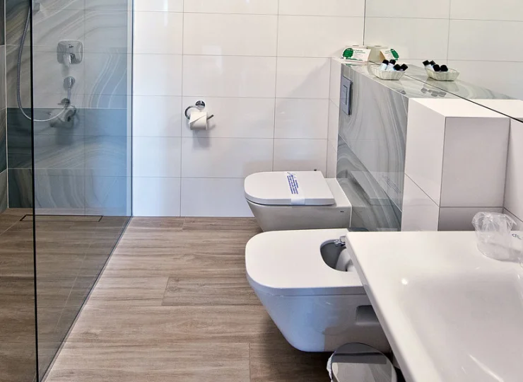 W łazienkach zamontowano prysznice typu walk-in