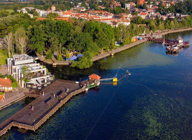 Hotel Willa Port jest położony na brzegu Jeziora Drwęckiego