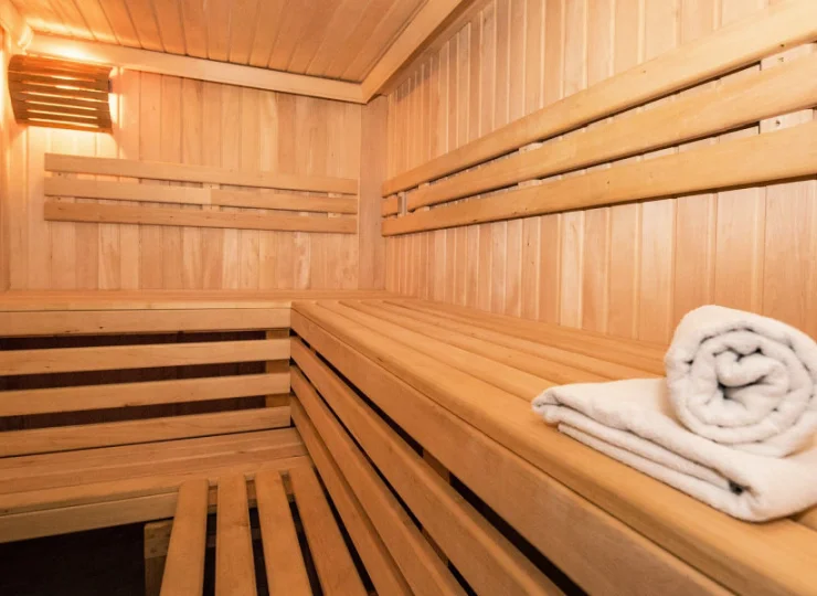 Relaks w saunie oraz jacuzzi dopełnia pobyt nad morzem