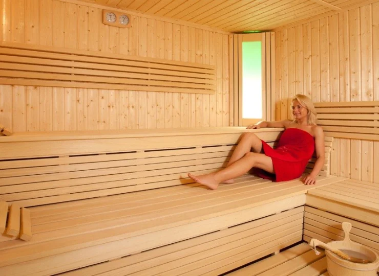 Hotel oferuje także kilka rodzajów saun: suchą, parową oraz bio-saunę