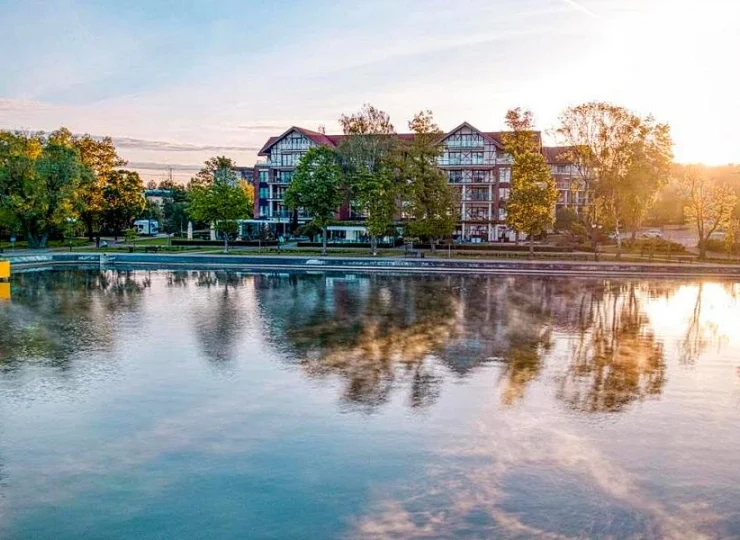 Hotel Willa Port jest malowniczo położony nad samym jeziorem