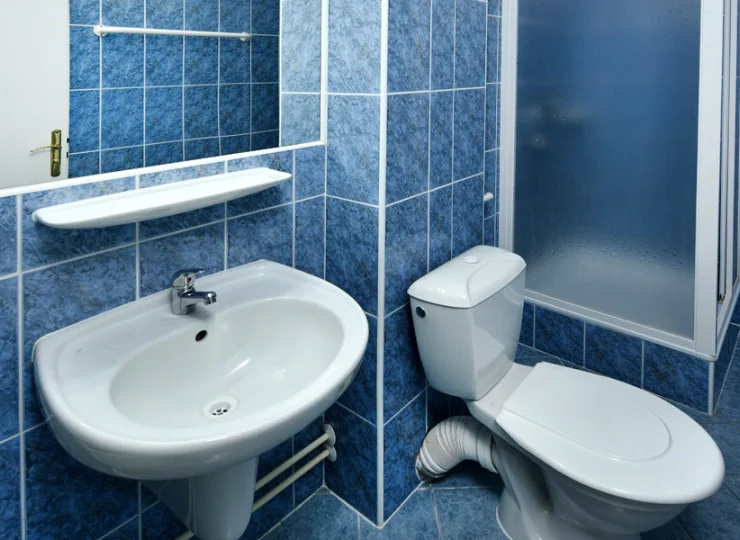 Do pokoju przynależy łazienka z kabiną prysznicową lub wanną