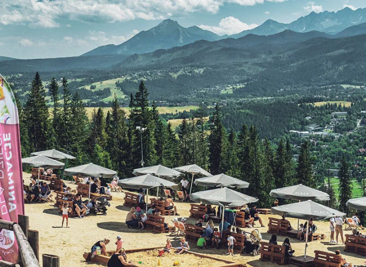 Na Gubałówce można odpocząć na plaży z widokiem na Tatry