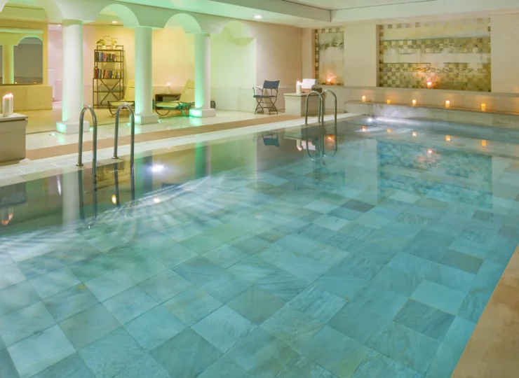 Hotel posiada elegancką strefę wellness z wewnętrznym basenem
