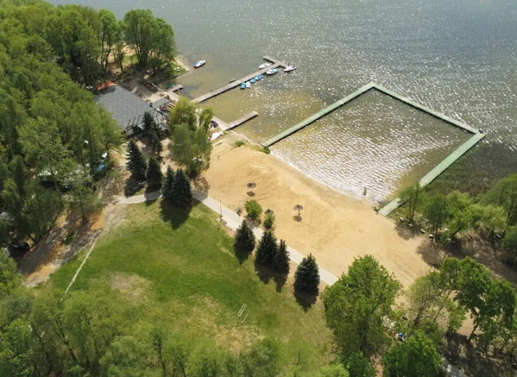 Trzy Jeziora to hotel z prywatną, piaszczystą plażą