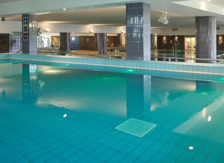 W pobliskim hotelu Svoboda można skorzystać z krytego basenu