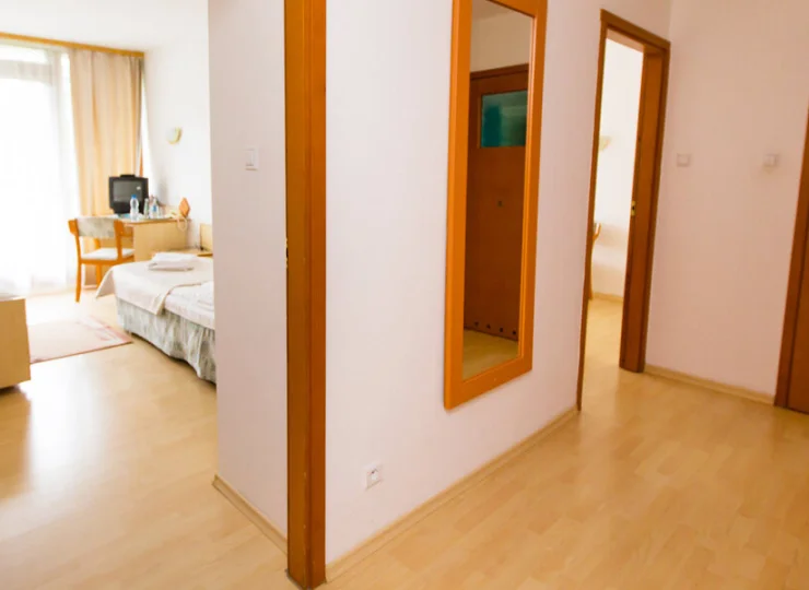 Pokój 4-osobowy składa się z dwóch odrębnych sypialni i wspólnej łazienki