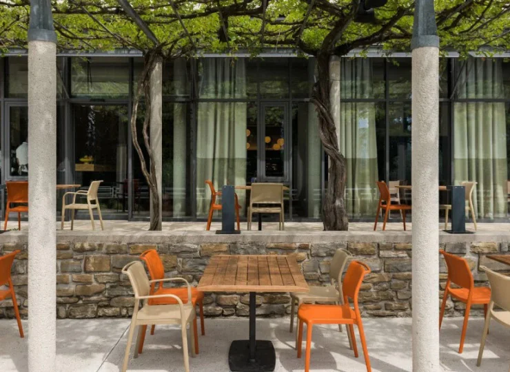 Hotelowa restauracja dysponuje stolikami na tarasie