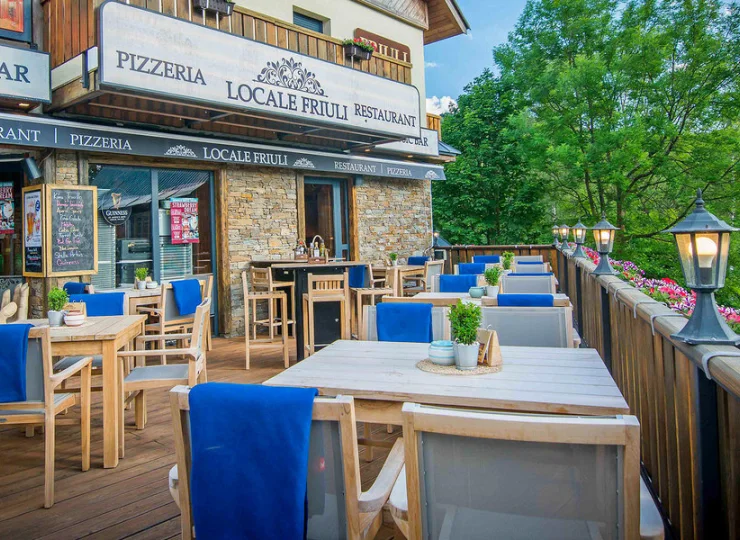 Ma restaurację z włoską kuchnią i tarasem z widokiem na góry