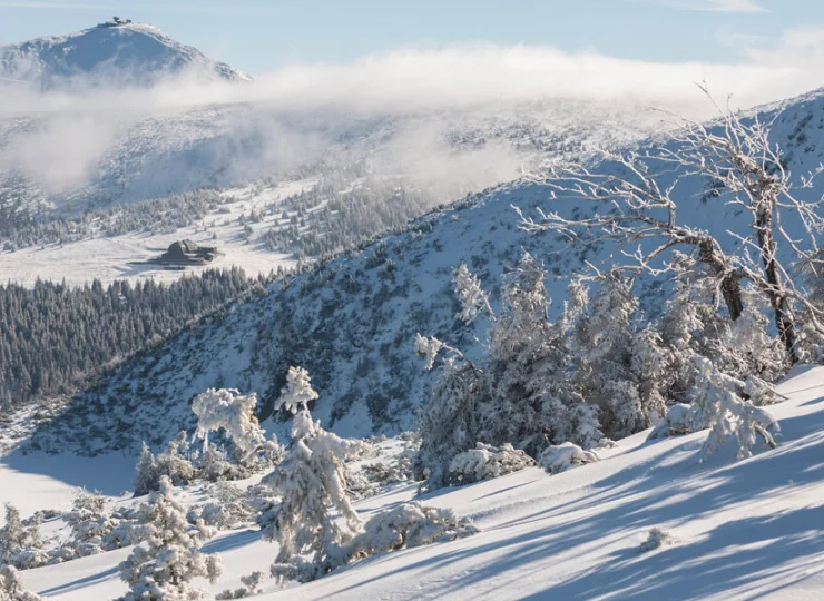 Karkonosze i Śnieżka to popularny kierunek zimowych wycieczek
