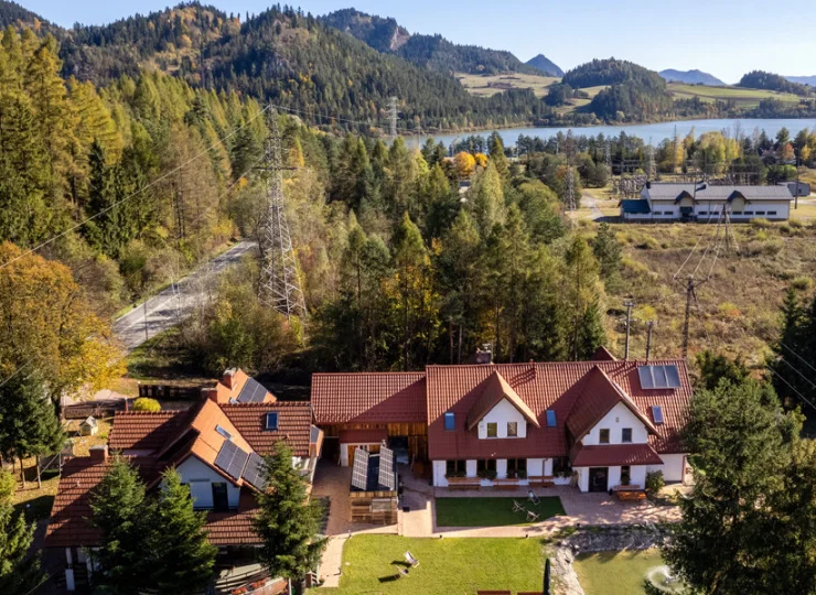 Base Camp mieści się nieopodal jeziora i zamku w Niedzicy