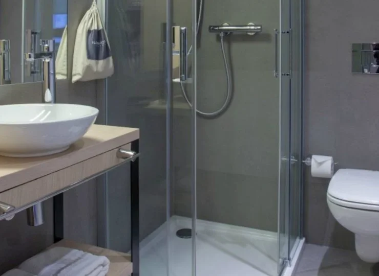 W każdym pokoju znajduje się prywatna łazienka z kabiną prysznicową 