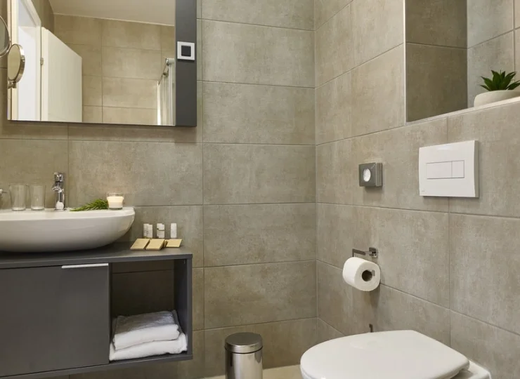 Nowoczesna łazienka wyposażona jest w wygodną kabinę prysznicową
