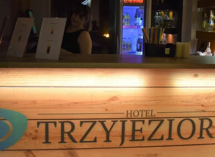 Lobby bar serwuje napoje i przekąski