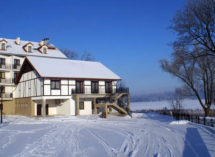 Anek to całoroczny hotel położony wprost nad jeziorem