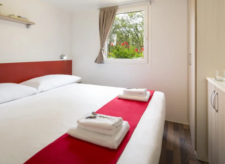 Podwójna sypialnia w domku Premium Relax Village