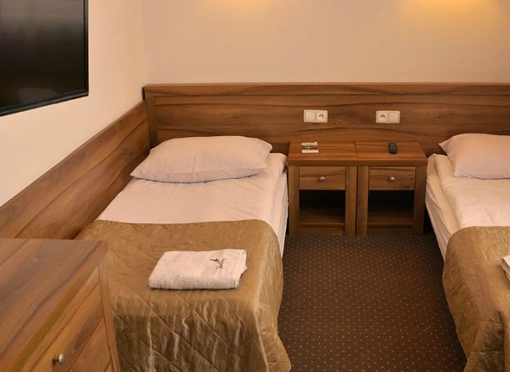 W pokojach znajdują się pojedyncze lub podwójne łóżka
