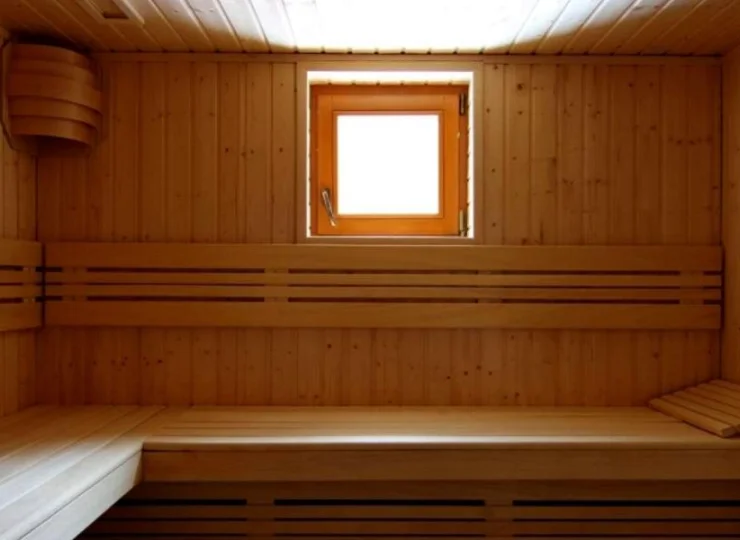 W obiekcie można skorzystać z suchej sauny