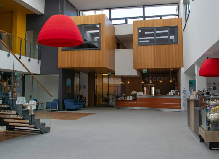 Odnowione foyer budynku głównego jest nowoczesne i jasne