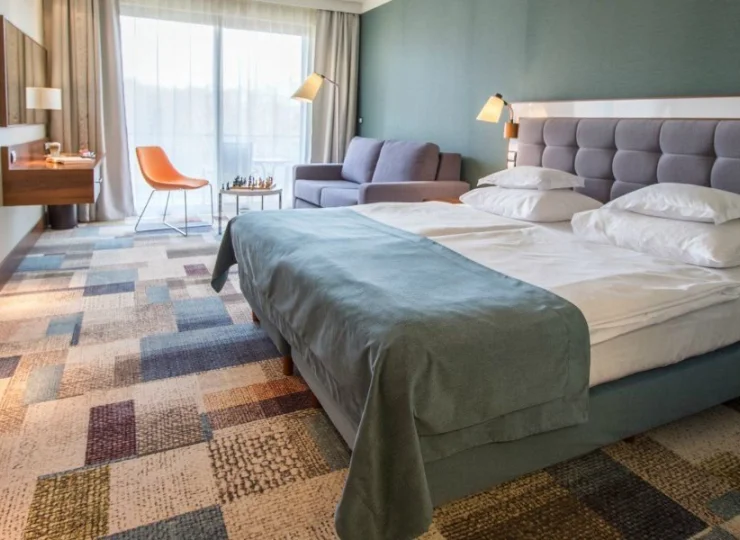 Hotel oferuje komfortowe pokoje z wygodnymi łóżkami