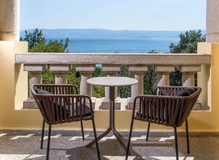 Hotel oferuje widoki na Adriatyk i wyspę Krk