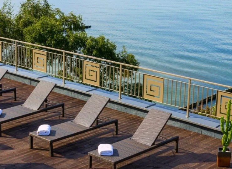 Na obszernym tarasie goście mogą zażywać kąpieli słonecznych z widokiem na morze