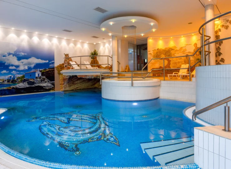 Strefa wellness składa się z basenu, jacuzzi i sauny